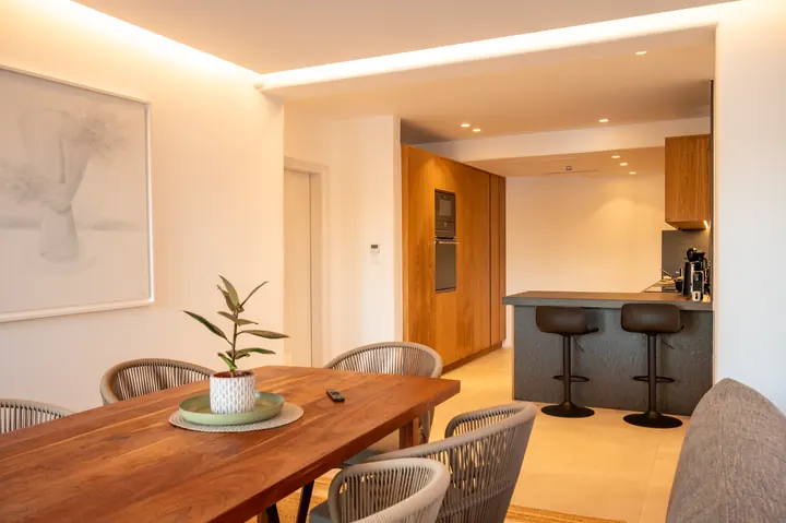 Modern open-plan kitchen and dining area with breakfast bar seating
